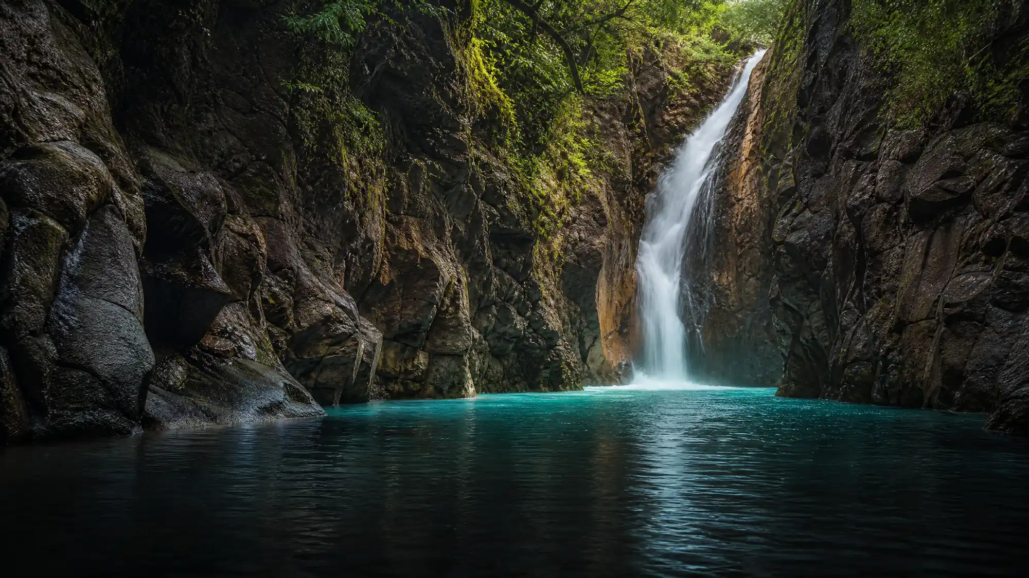 Je kunt niet alleen naar La Leona-waterval wandelen. Vergelijk begeleide tours, check de strikte schoenvoorschriften en bereid je voor op een waterwandeling van 4-kilometer.