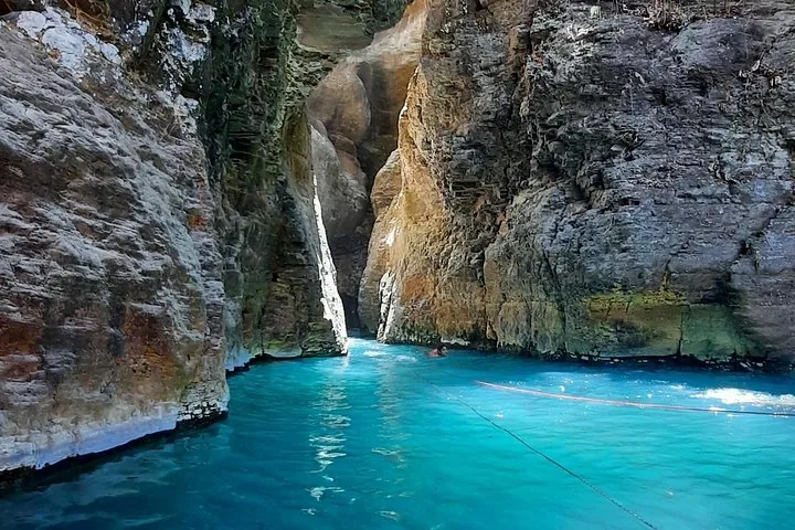 Türkisfarbenes Wasser füllt einen engen Canyon, der zum La Leona-Wasserfall führt.